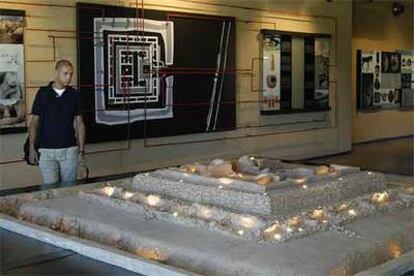 El centro de interpretación de Cancho Roano cuenta con una maqueta interactiva del palacio-santuario.