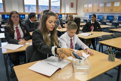 Estudiantes británicos dejan su móvil en una caja en un instituto de Rutherglen (Inglaterra).