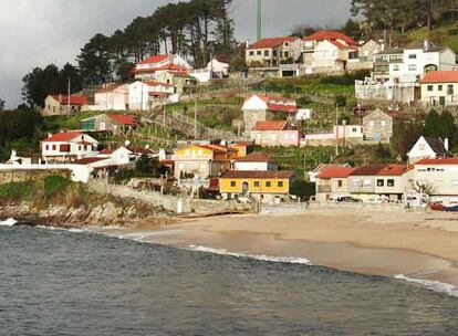 Casas en la playa en el núcleo costero de Loira, en el Ayuntamiento de Marín, afectado por el deslinde.