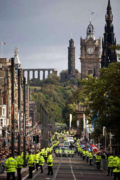Los fieles se agolpan en las calles de Edimburgo al paso de la comitiva del Papa.