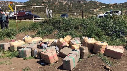 Fardos de hach&iacute;s intervenidos en la costa gaditana, en una foto de la Guardia Civil. 