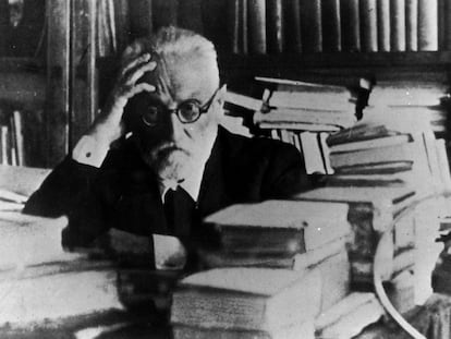 Miguel de Unamuno, en su despacho, en una imagen sin datar.