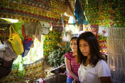 Casa reconstruida con envases de zumos Ok! en Tungkop, Cebú. El espacio, de unos 15 metros cuadrados, da cobijo a una familia de 10 personas.