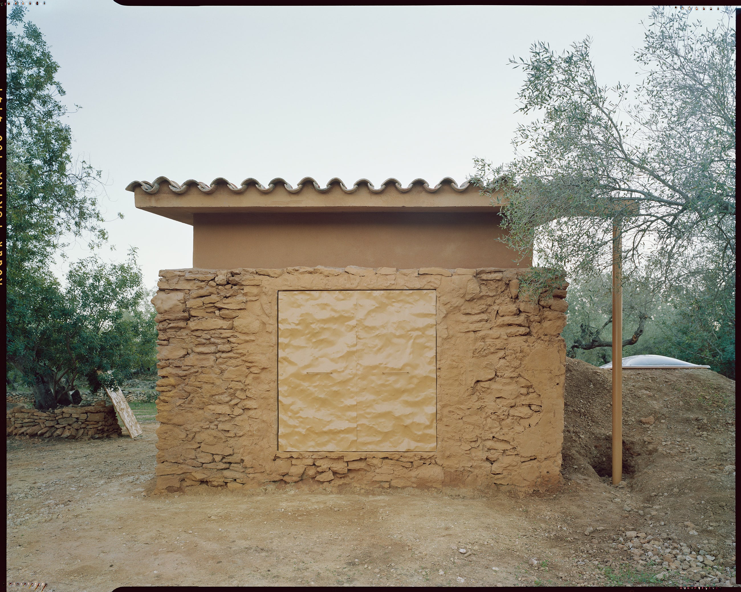 El baño está enterrado para conseguir la imagen exterior de refugio.