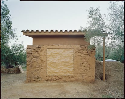 El baño está enterrado para conseguir la imagen exterior de refugio.