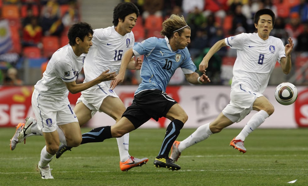 Diego Forlán, ingresado tras fracturarse tres costillas en un partido de fútbol