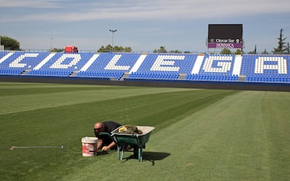 Puesta a punto del Estadio de Butarque para el estreno en Primera Division del Club Deportivo Leganés.