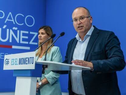 La senadora del Grupo Parlamentario Popular por Castilla-La Mancha, Carolina Agudo (a la izquierda), y el vicesecretario de Organización nacional del PP, Miguel Tellado (en primer término) en un acto del partido el pasado 11 de septiembre.