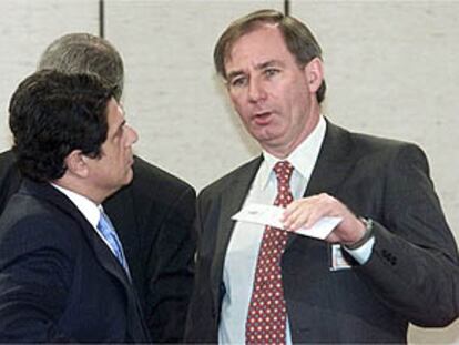 El ministro de Defensa británico, Geoffrey Hoon (d.), charla con su homólogo español, Federico Trillo, en Bruselas.