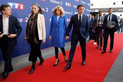 El presidente francés y candidato a la reelección por el partido La République en Marche (LREM), Emmanuel Macron, y su esposa, Brigitte Macron, llegan juntos a las instalaciones de La Plaine-Saint-Denis, cerca de París, donde se celebra el único debate televisado de esta segunda ronda de las presidenciales francesas. El programa de televisión con el único debate antes de las elecciones del domingo durará dos horas y media. Incluirá ocho bloques. Arrancan con el poder adquisitivo de la ciudadanía, uno de los grandes temas de la campaña. La primera en hablar es Marine Le Pen. Tras ese primer bloque, hablarán de política internacional, del modelo social de Francia (pensiones, sanidad, dependencia), medio ambiente, competitividad, juventud (educación, formación, etc.), seguridad e inmigración y, por último, instituciones. El orden de intervenciones se ha decidido con un sorteo. Marine Le Pen responderá a la primera pregunta y Emmanuel Macron tendrá prioridad en la conclusión.