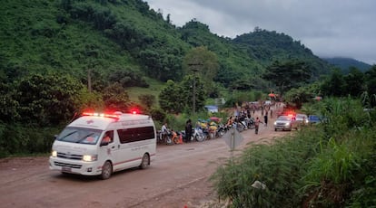 Una ambulancia traslada a alguno de los niños al hospital tras ser rescatados, el 8 de julio de 2018.