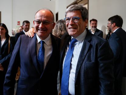 El presidente de la Autoridad Portuaria de Valencia, Joan Calabuig (i), este martes en la toma posesión de su cargo, junto a su predecesor, Aurelio Martínez (d), en el edificio del Reloj del Puerto de Valencia.