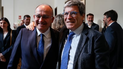 El presidente de la Autoridad Portuaria de Valencia, Joan Calabuig (i), este martes en la toma posesión de su cargo, junto a su predecesor, Aurelio Martínez (d), en el edificio del Reloj del Puerto de Valencia.