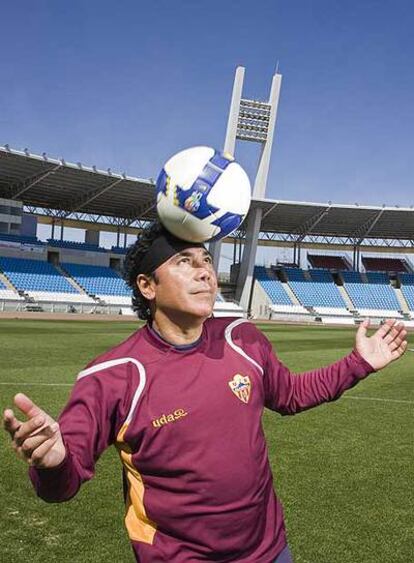 Hugo Sánchez juega con un balón en el estadio del Almería.