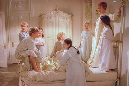 Si en primavera se recreaban los trajes que Julie Andrews confeccionó con cortinas para los niños von Trapp en Sonrisas y lágrimas (1965), en otoño triunfa su vestuario nocturno. Cualquier frontera entre interior y exterior ha quedado ya desdibujada: tanto el pijama masculino como los saltos de cama hacía tiempo que habían salido de la intimidad del dormitorio y ahora hace lo propio el camisón. Una prenda modesta que sigue esa tendencia global que lleva varios años sumando centímetros a las prendas femeninas.