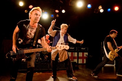 Glen Matlock, Paul Cook (al fondo, a la batería), Johnny Rotten y Steve Jones (derecha): los Sex Pistols en su reunión de 2007 actuando en The Roxy, en Los Ángeles.  