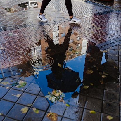 Un charco, a 2 de noviembre de 2023, en Madrid (España). La Agencia Estatal de Meteorología (AEMET) ha activado la alerta roja en Madrid por fuertes vientos provocados por la borrasca Ciarán. En la mañana de hoy, el 112 de la Comunidad de Madrid ha gestionado más de 350 expedientes por lluvia en toda la región, y los Bomberos de la Comunidad de Madrid han realizado más de 100 intervenciones. El Ayuntamiento de Madrid ha cerrado El Retiro y otros ocho parques de la ciudad ante el peligro que supone el riesgo de caída de ramas e incluso árboles. El viento de la borrasca Ciarán ha derrumbado árboles, algunos cayendo sobre coches, ha causado retrasos en la red de Cercanías por el derrumbe de un árbol sobre una catenaria y ha provocado la cancelación de 18 vuelos en los aeropuertos de Madrid, Bilbao, Asturias, Vigo y A Coruña.
02 NOVIEMBRE 2023;BORRASCA;TEMPORAL;LLUVIAS;VIENTO;ROJA;ALERTA;112;EMERGENCIAS;AEMET;BOMBEROS
Carlos Luján / Europa Press
(Foto de ARCHIVO)
02/11/2023