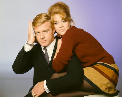 Los actores americanos Robert Redford y Jane Fonda en una imagen promocional para la película 'Descalzos por el parque' (1967).   