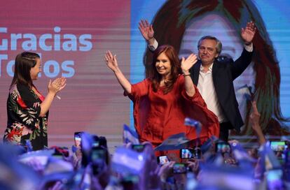 Alberto Fernandez y Cristina Fernandez de Kirchner saludan a los seguidores.