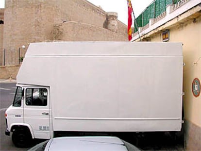 Imagen de la furgoneta, aparcada ante el cuartel de la Guardia Civil de Melilla, donde se aprecia el espacio en el que viajaban los marroquíes.