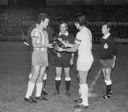 Los capitanes del Girona y el Madrid, Abete y Benito, se saludan antes del partido de 1977.