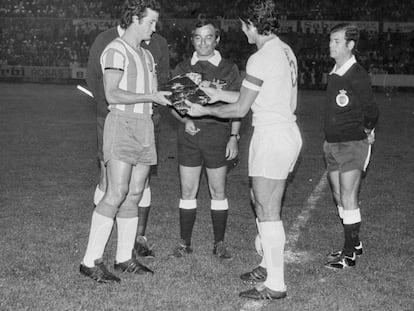 Los capitanes del Girona y el Madrid, Abete y Benito, se saludan antes del partido de 1977.