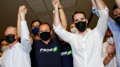 Os candidatos das prévias do PSDB Arthur Virgílio (AM), Joao Doria (SP) e Eduardo Leite (RS) se cumprimentam antes do resultado.