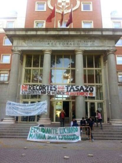 Un grupo de estudiantes encerrados en el Rectorado de la Complutense