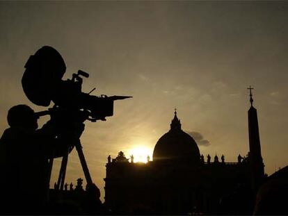 Una cámara de televisión filma los actos por el fallecimiento de Juan Pablo II.