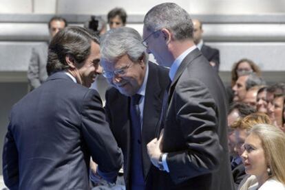 Felipe González y José María Aznar se saludan en presencia de Ruiz-Gallardón.