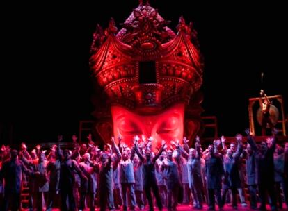 Un momento del ensayo general de 'Turandot' en el Teatro de la Maestranza de Sevilla.