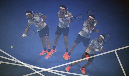 Federer, durante su estreno en Melbourne, ante Melzer.