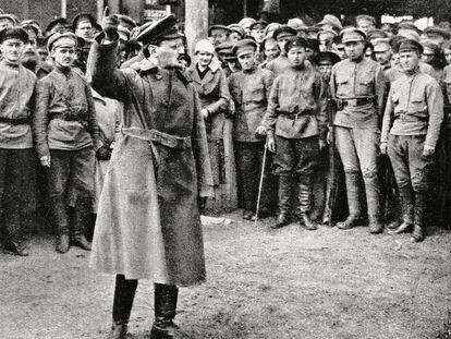 El líder de la revolución rusa Leon Trotski habla ante un grupo de soldados, en 1922.