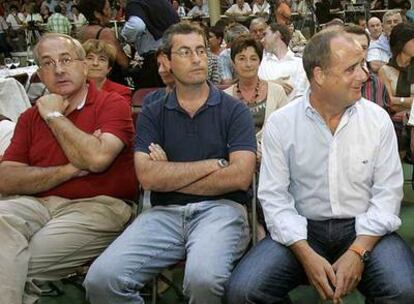 De izquierda a derecha, Txabarri; su sucesor, Markel Olano, y Egibar, en un mitin del PNV en Zarautz en 2006.