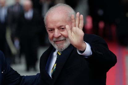 El presidente de Brasil, Luiz Inácio Lula da Silva, saluda a su llegada al Palacio de La Moneda este lunes, en Santiago (Chile).