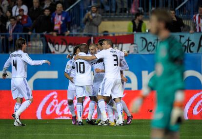 Los jugadores del Madrid celebran el gol de Benzema.