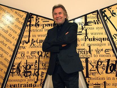 Bernar Venet, posa junto a su obra <i>Tríptico dorado con dos saturaciones, 2009</i>) durante la presentación de la antológica que inauguró el Institut Valencià d'Art Modern (IVAM).