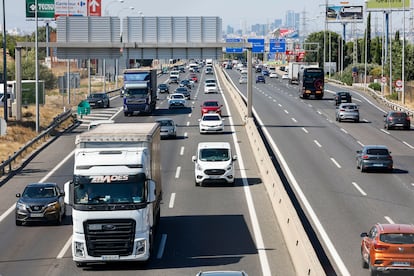 Estado del tráfico en la carretera de Andalucía, Nacional IV, en sentido salida de Madrid (i), este miércoles.