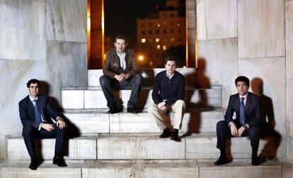 De izquierda a derecha, los ingenieros Ricardo Gómez, Ramón Ares, Pablo Cuesta y Javier Panizo. A sus 26 y 27 años, todos cobran más de 28.000 euros anuales.