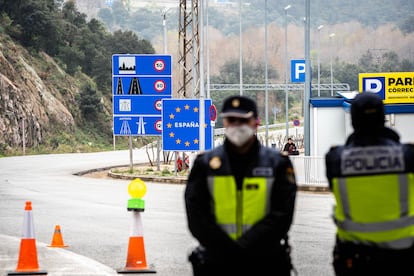 Policías españoles en la frontera con Francia durante los controles por la emergencia a causa del coronavirus el pasado 17 de marzo.