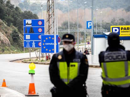 Policías españoles en la frontera con Francia durante los controles por la emergencia a causa del coronavirus el pasado 17 de marzo.