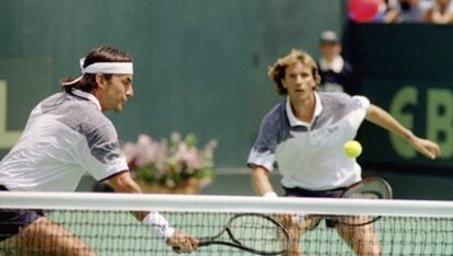 Emilio Sánchez Vicario y Sergio Casal durante el partido de dobles de la eliminatoria de la Copa Davis contra México en 1995.