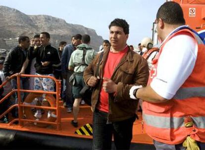 Inmigrantes interceptados por la Guardia Civil al sur de Cabo de Gata.