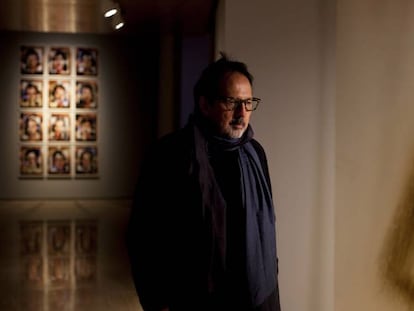 L'artista Oscar Muñoz en l'exposició de la Fundació Sorigué.