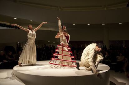 Un momento del espectáculo <i>Dressed to Dance</i>, anoche en el Guggenheim de Nueva York.