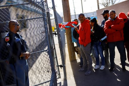 Un grupo de migrantes, la mayoría venezolanos, ante un refugio en Nueva York, en enero.