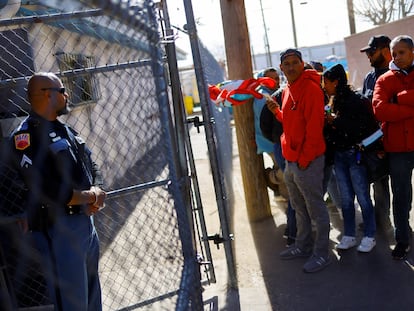Migrantes esperan afuera de un refugio durante la visita de Eric Adams a El Paso, Texas, el 15 de enero 2023