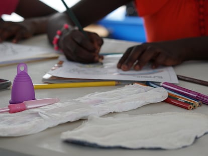 Un joven migrante estudia las distintas opciones para la menstruación en una clase de la Estación de Recepción Migratoria de San Vicente, en el lado panameño de Darién.