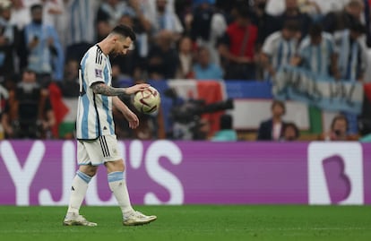 Lionel Messi se dirige al punto de penalti para lanzar la pena máxima. 
