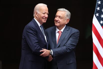 El presidente de los Estados Unidos, Joe Biden, saluda al presidente de México, Andrés Manuel López Obrador, durante la ceremonia de bienvenida  de la Cumbre de Líderes de América del Norte.